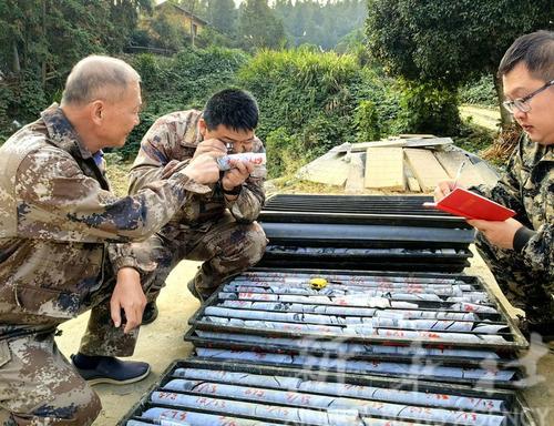 拚图两图)湖南平江发现价值6000亿金矿　网民热议「要去挖金子」可行吗？