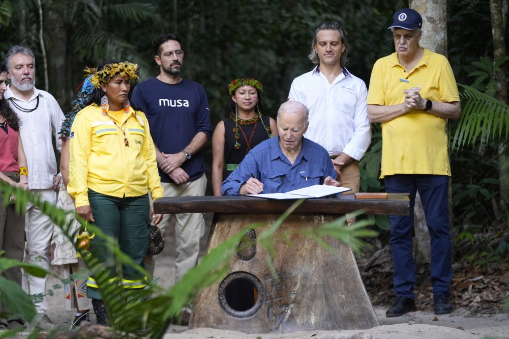 拜登访亚马逊雨林创美国总统首例 晤原住民领袖并增加拨款
