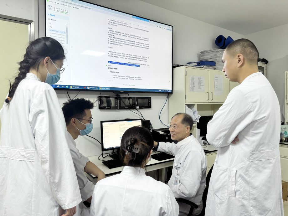 拼盘 未签 AI医生 Med-Go 上海问世 号称读 6000 本医教材