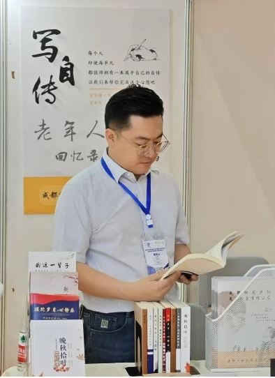 拼盘 未签 把一生故事记下 代老人写回忆录正火