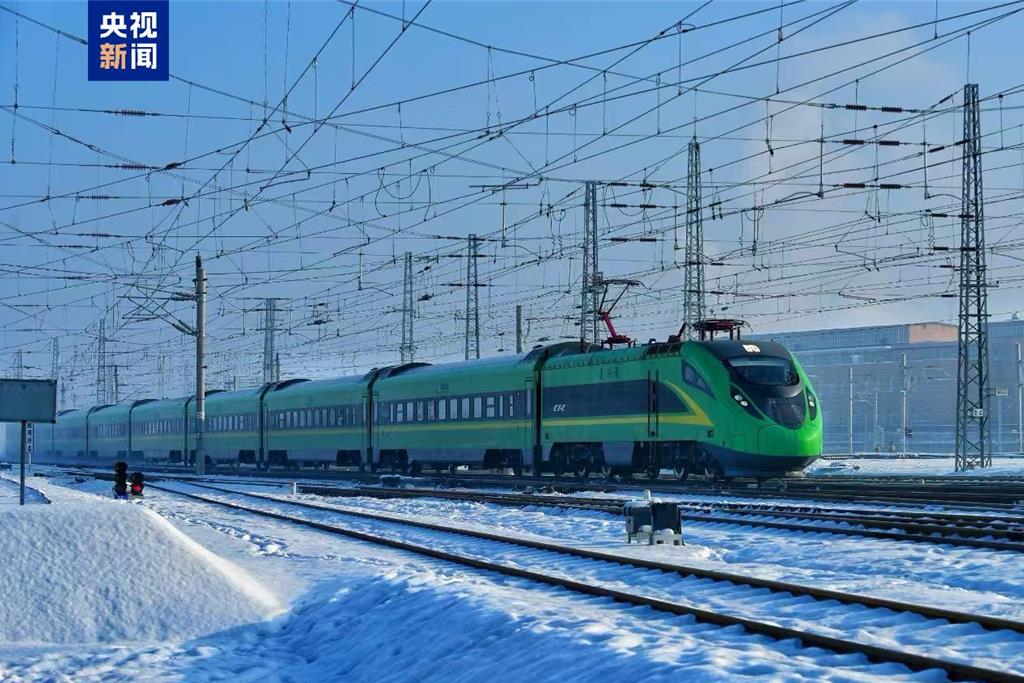 新疆首开“复兴号”列车贯通南疆、东疆