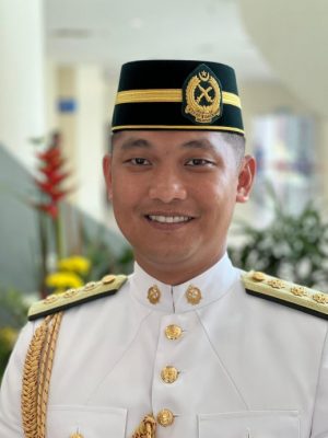 暖势力//抱病完成艰难任务 仪仗队长癌末 化疗中(主