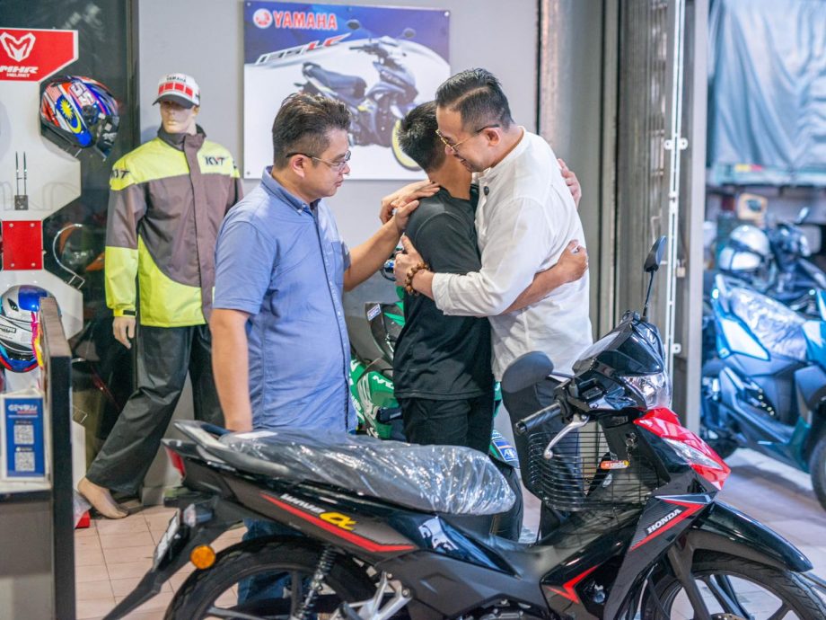 暖势力:李汶庆“把人生绊脚石变成垫脚石!”