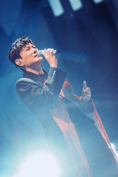 曝City Walk遇雨天有遗憾 张信哲开场喊久等了