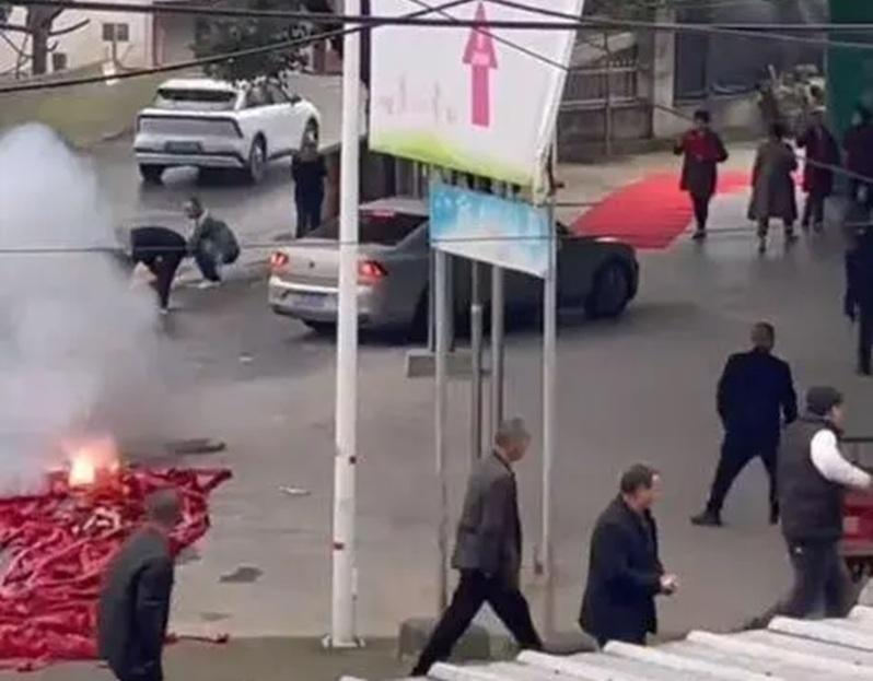 杀父凶手出狱后在被害者家门口大摆宴席 律师:或涉嫌寻衅滋事