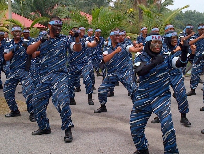 柔:26日见报:封底:【特稿】:国民服务计划将年龄扩大至35岁,受访民众:目标群体应以学生为主