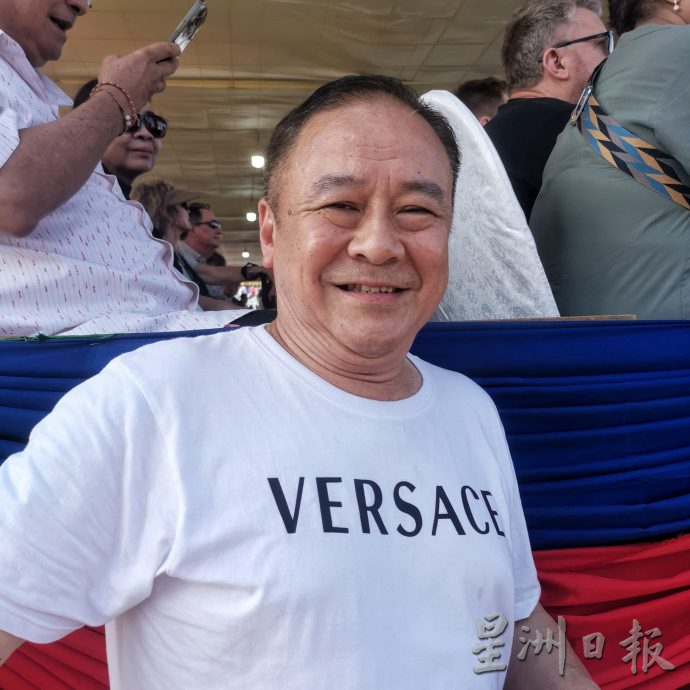 柬送水节盛事今日始 民众聚湄公河岸观“赛龙舟”