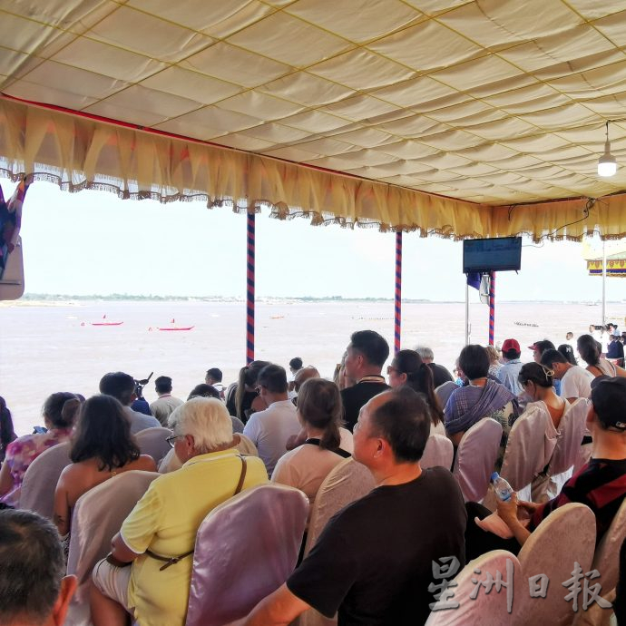 柬送水节盛事今日始 民众聚湄公河岸观“赛龙舟”