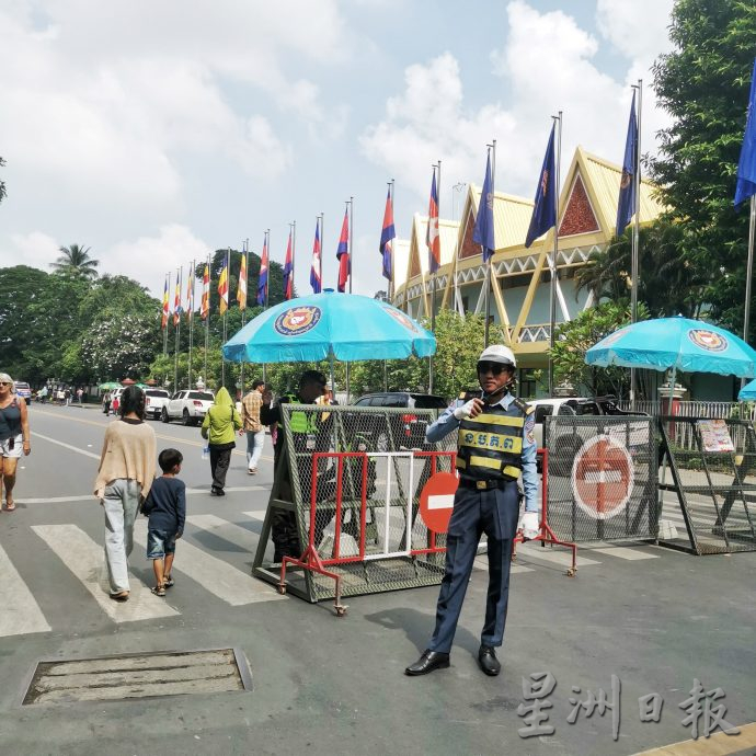 柬送水节盛事今日始 民众聚湄公河岸观“赛龙舟”