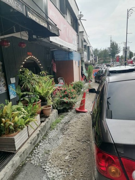 水供问题频仍,直落尖不辣商家促更换旧水管。
