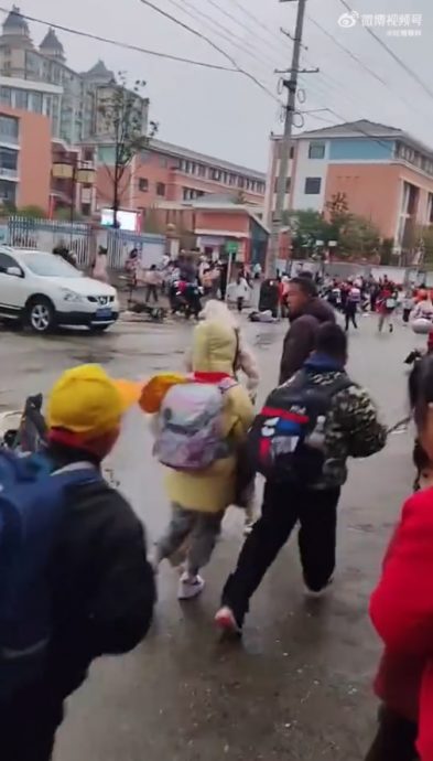 汽车冲撞小学门口多人伤 司机被制服