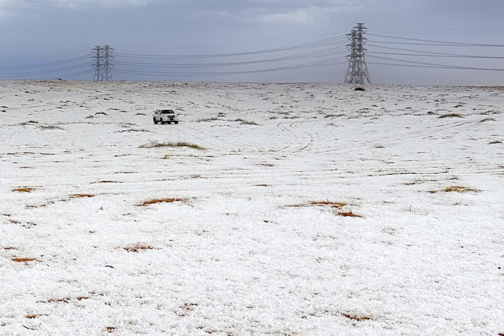 沙地阿拉伯下雪了 乾旱沙漠变银白大地