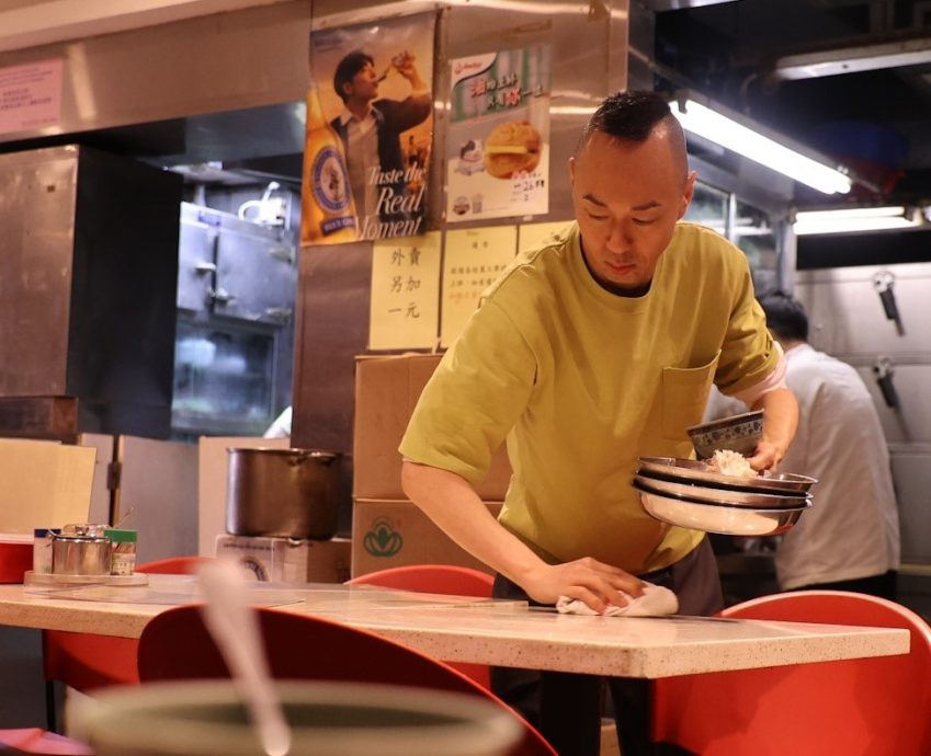 没剧拍到餐厅实习当侍应 TVB绿叶演员尴尬:食客以为在拍戏