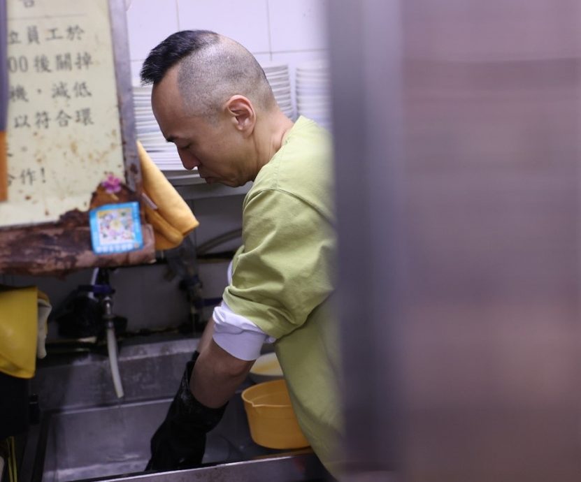 没剧拍到餐厅实习当侍应 TVB绿叶演员尴尬:食客以为在拍戏