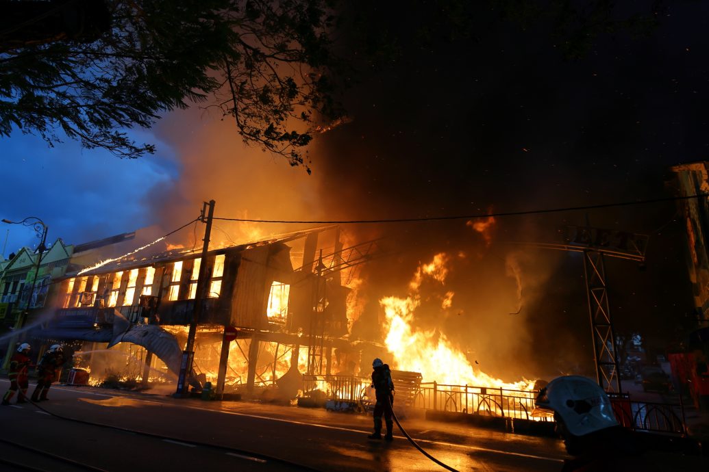 清理火灾后残留物,乐拜阿里路11日晚上至12日暂封路。