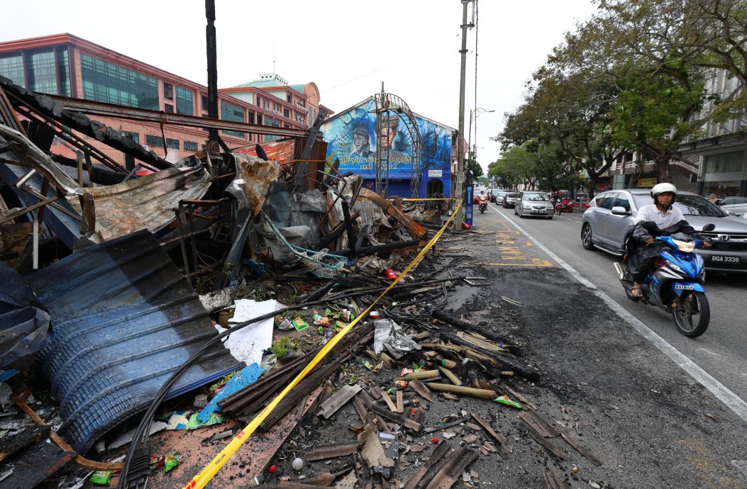 清理火灾后残留物,乐拜阿里路11日晚上至12日暂封路。
