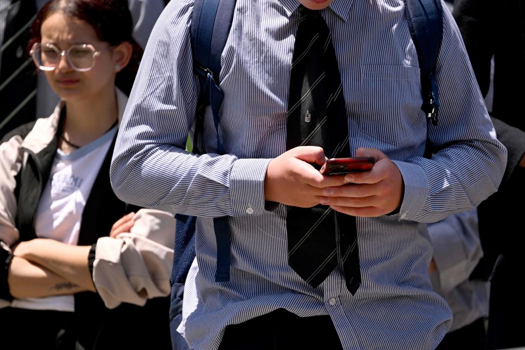 澳洲国会通过法案 禁16岁以下用社媒