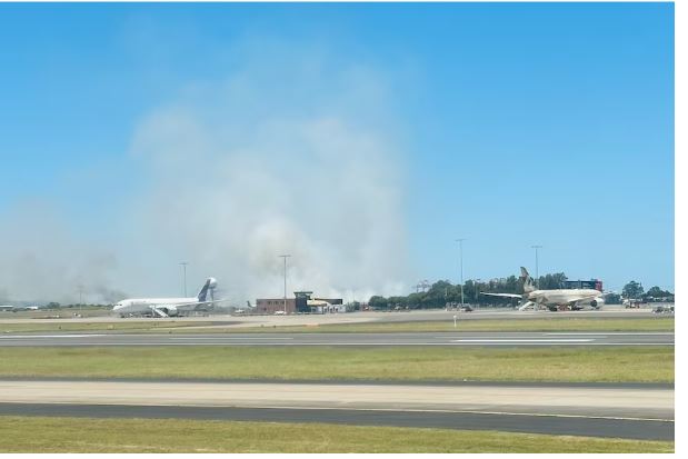 澳航波音客机疑引擎爆炸急降悉尼机场