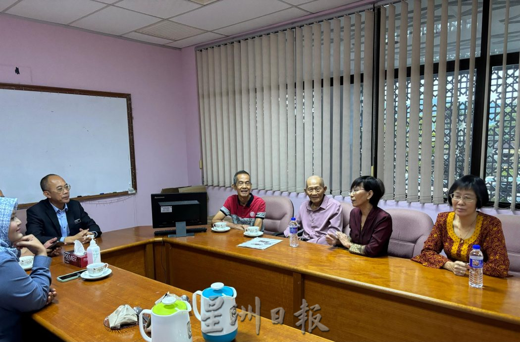 版头之一 *已签发* 柔:苦盼半世纪终等到公民权获批 87岁老翁感激好邻居挺身相助