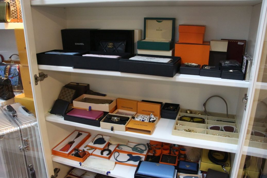 男子伪装顾客·偷走逾6万令吉劳力士表