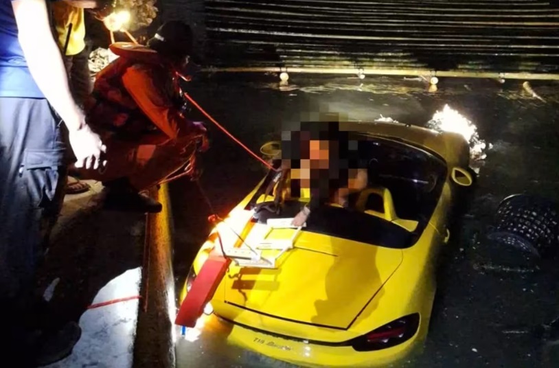 **看世界(只供网)**开敞蓬保时捷冲下海,四角裤男站车上等救援