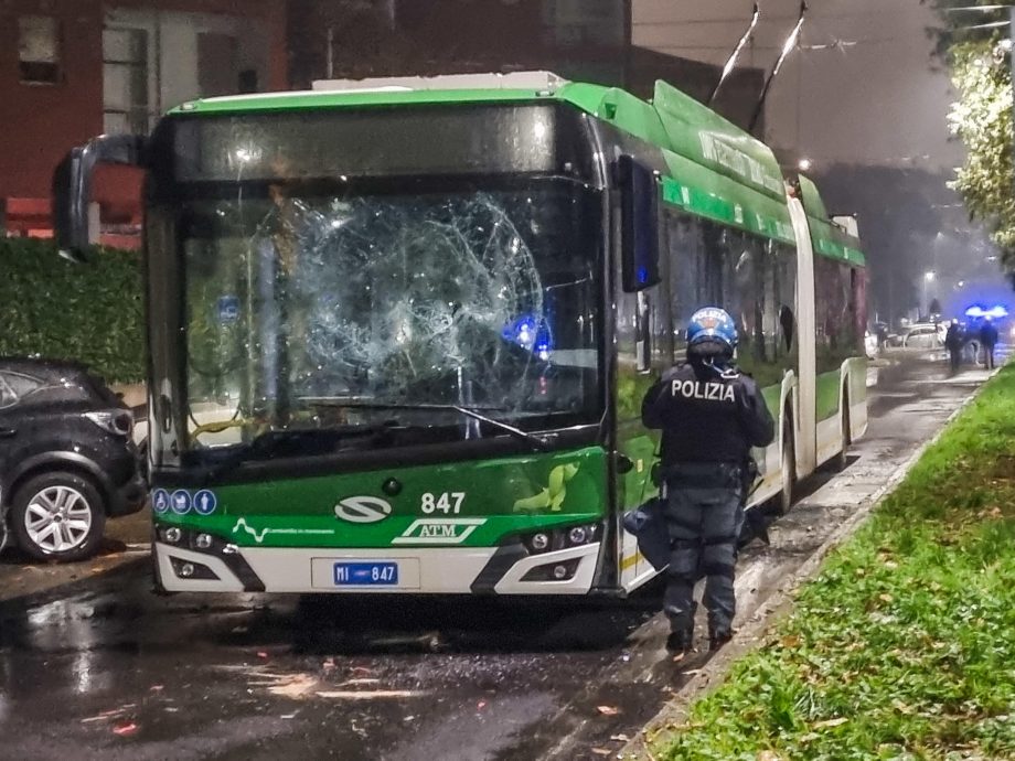 看世界) 少年避检查追逐中意外身亡 百名年轻人示威抗议