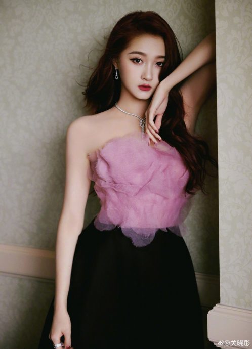 红毯侧拍惊现虎背熊腰 关晓彤遭酸“大型灾难现场”