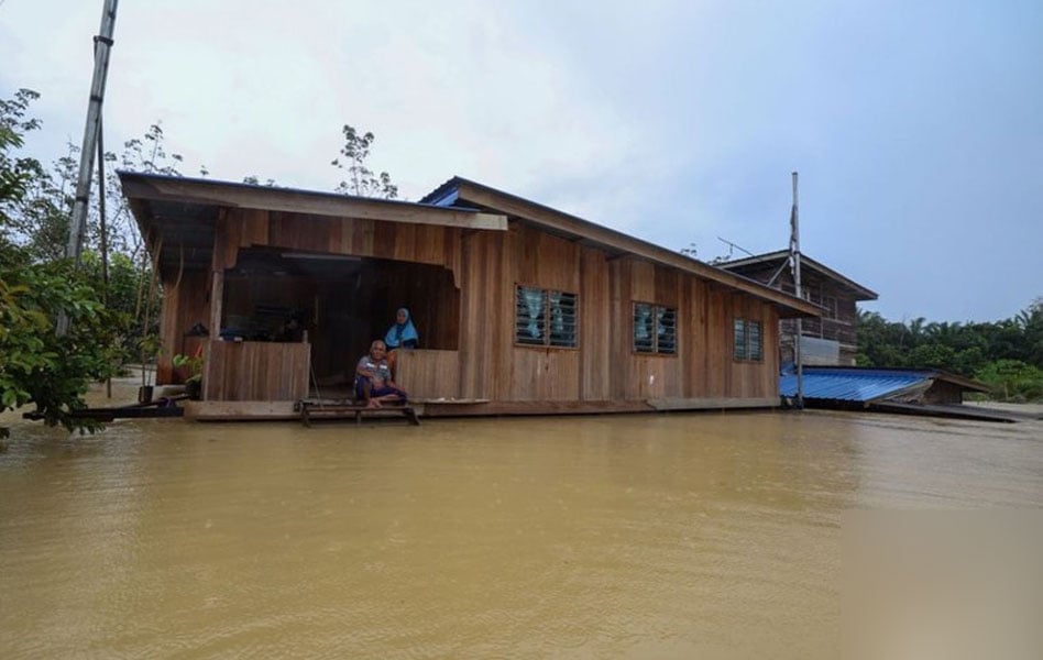 老翁用69个塑料桶打造 “浮筏屋”3逃水劫!