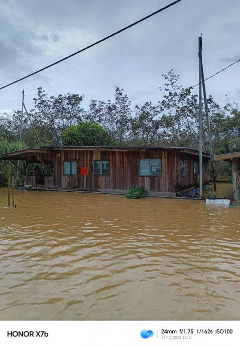 老翁用69个塑料桶打造 “浮筏屋”3逃水劫!