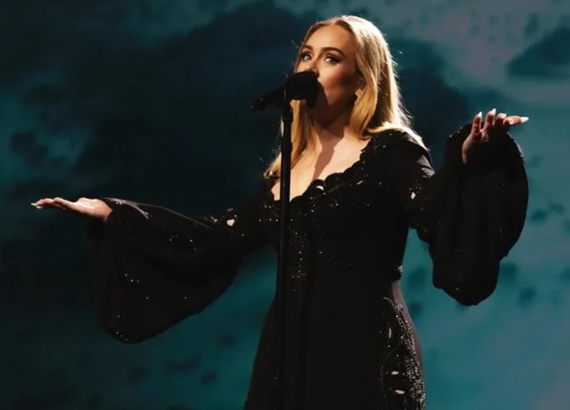 艾黛儿赌城驻唱落幕 亲解舍全球巡演都为他