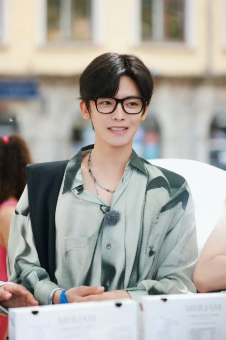 花少6|侯明昊非洲草原拉屎 被游客围观拍下网呼社死