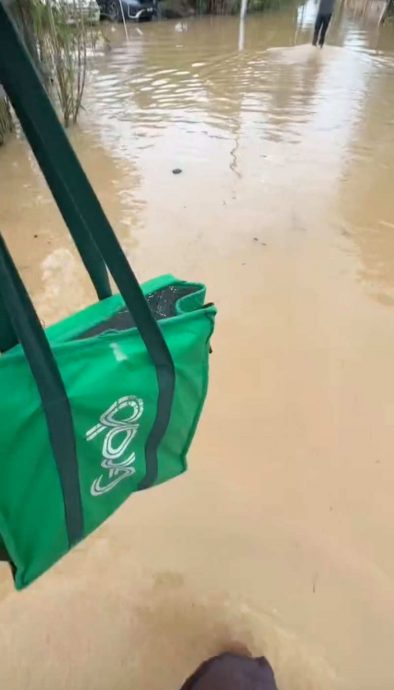 视频|“他在医院顾不到家里老母亲孩子” 送餐员水灾区送餐被赞无名英雄