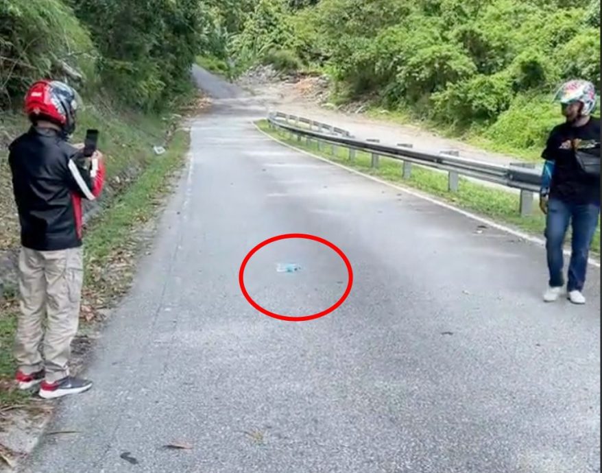 视频|“重力坡”模糊判断 水瓶竟会滚上坡!