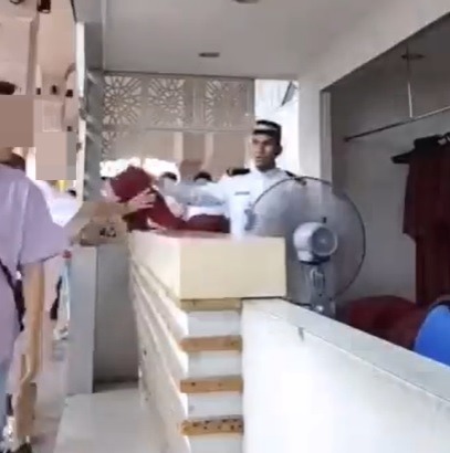 视频|中国游客参观清真寺扔长袍 JAKIM谴责无礼要彻查