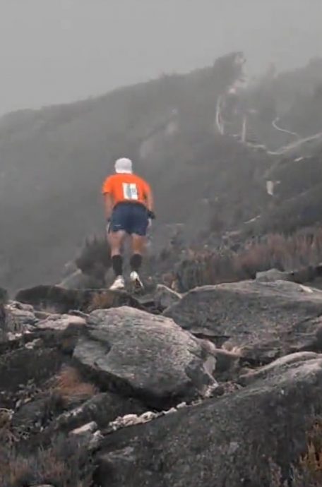 视频|为迎战60国超级越野精英 沙巴登山搬运工苦练了15年!
