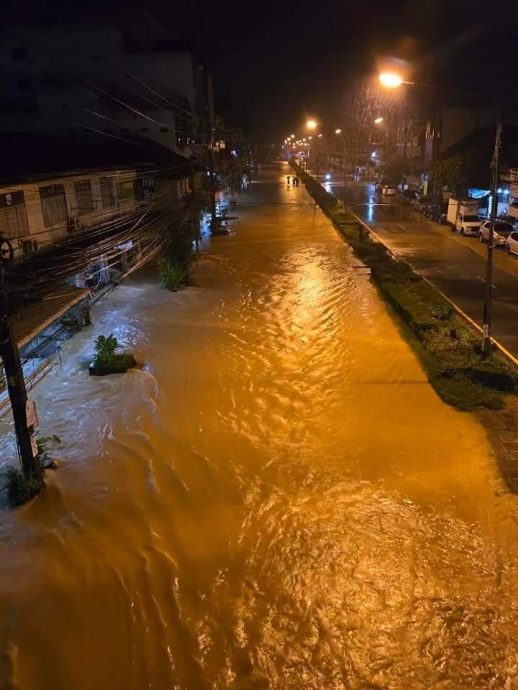 视频|合艾雨下不停还淹水 网民提醒:去度假请三思