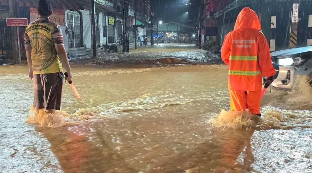 视频|合艾雨下不停还淹水 网民提醒:去度假请三思