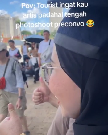 视频|吸引外国游客排队合影 女子拍毕业照变“明星”