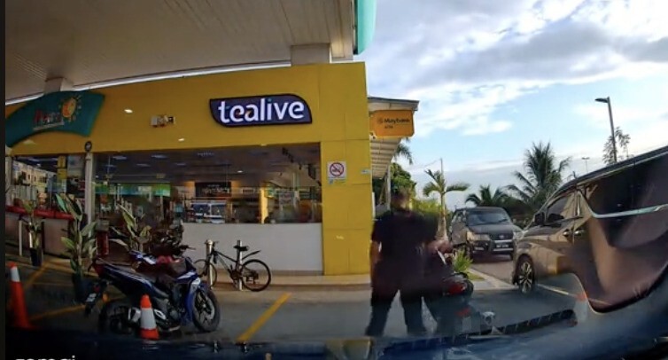 视频|欲停车却被摩托骑士霸占 女子：油站停车位谁泊的？