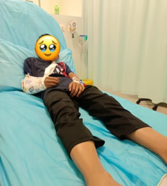 视频|男童被狗追慌不择路 飞跃铁门惨摔手骨折住院