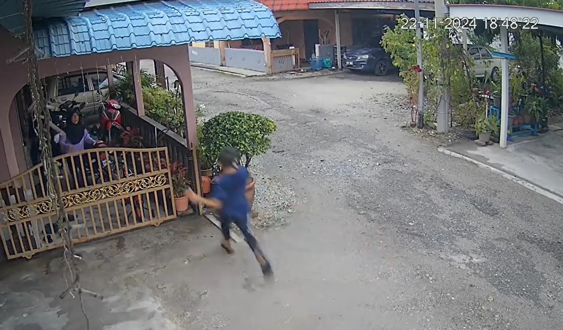 视频|男童被狗追慌不择路 飞跃铁门惨摔手骨折住院