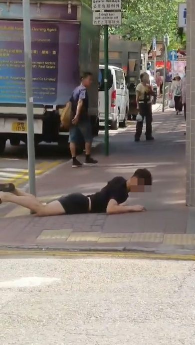 视频|疑用电子烟吸“太空油”港男踉跄趴街站不起来
