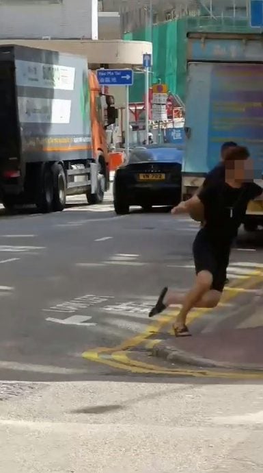 视频|疑用电子烟吸“太空油”港男踉跄趴街站不起来