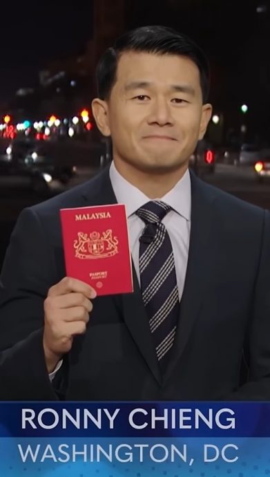 视频|马喜剧演员秀护照调侃美国政治 “不满特朗普当选可回国!”