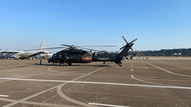 解放军“宋慧乔”女飞行员驾“直-20”飞抵珠海 网友:又美又飒