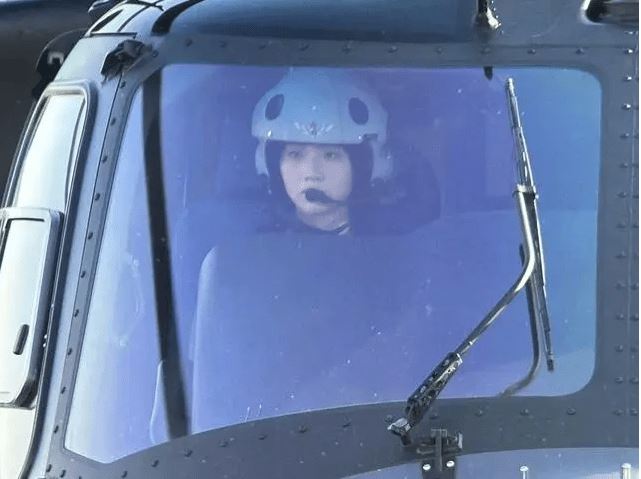 解放军“宋慧乔”女飞行员驾“直-20”飞抵珠海 网友:又美又飒