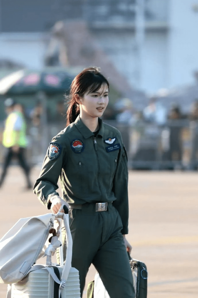 解放军“宋慧乔”女飞行员驾“直-20”飞抵珠海 网友:又美又飒