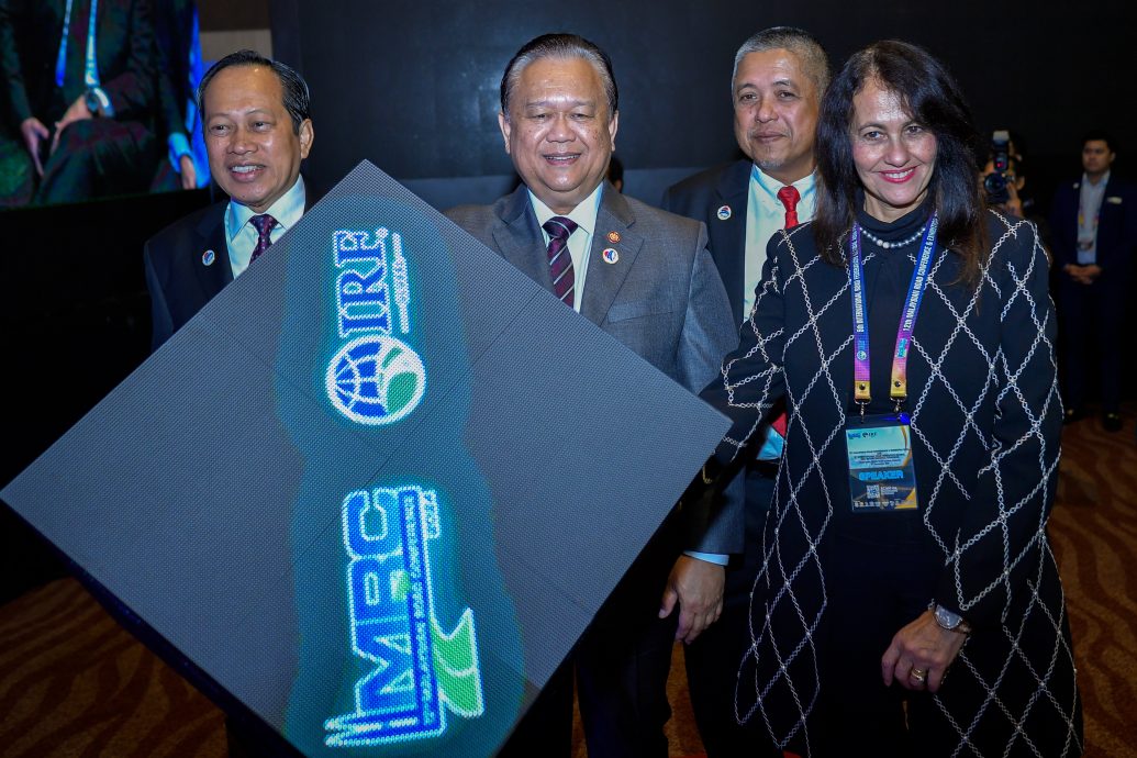 译稿马新社:工程部长拿督斯里亚历山大