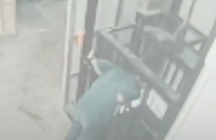 超市员工探头看货递 误触开关掣遭升降机“斩首”