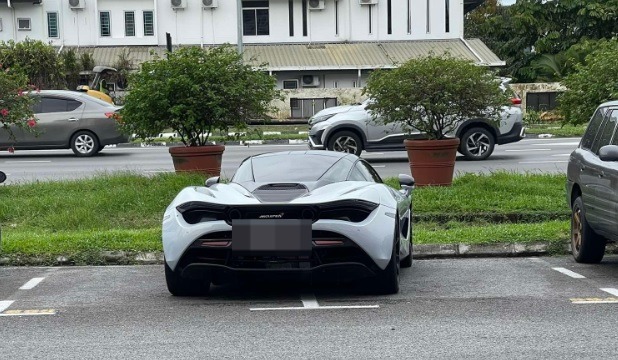 迈凯轮连霸2泊车位 网民“辩护”:怕刮花别人车